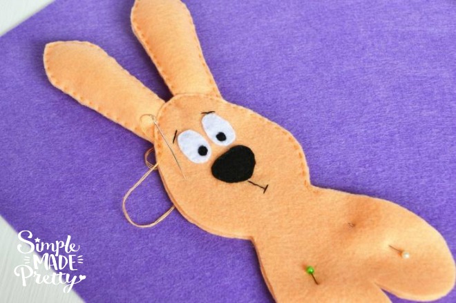 This is a fun DIY Easter craft for adults or kids learning to sew or for a quick and easy sewing project. Create this felt Easter egg and felt Easter Bunny for a cheap Easter basket gift idea that kids will love!